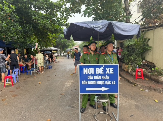 Bên ngoài khuôn viên Trại tạm giam số 2, CBCS của đơn vị nhận được sự hỗ trợ trách nhiệm của Công an xã Thường Tín tổ chức giao thông, hướng dẫn người nhà phạm nhân tập trung ở các khu vực tránh ảnh hưởng đến ANTT Bên ngoài khuôn viên Trại tạm giam số 2, CBCS của đơn vị nhận được sự hỗ trợ trách nhiệm của Công an xã Thường Tín tổ chức giao thông, hướng dẫn người nhà phạm nhân tập trung ở các khu vực tránh ảnh hưởng đến ANTT