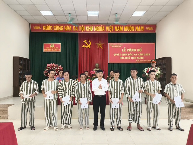 Trao quyết định đặc xá cho các phạm nhân Trao quyết định đặc xá cho các phạm nhân