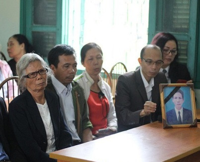 Cụ Đặng Thị Nga cùng các con trong buổi xin lỗi công khai