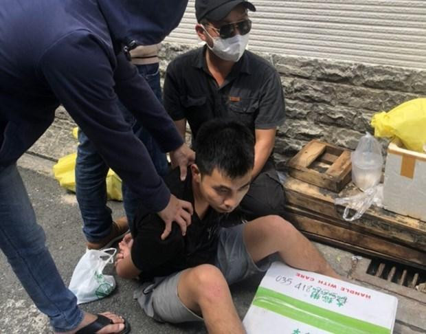 Đối tượng Ngô Quốc Hùng và tang vật là 8kg heroin ngụy trang trong thùng hàng quạt gió Đối tượng Ngô Quốc Hùng và tang vật là 8kg heroin ngụy trang trong thùng hàng quạt gió