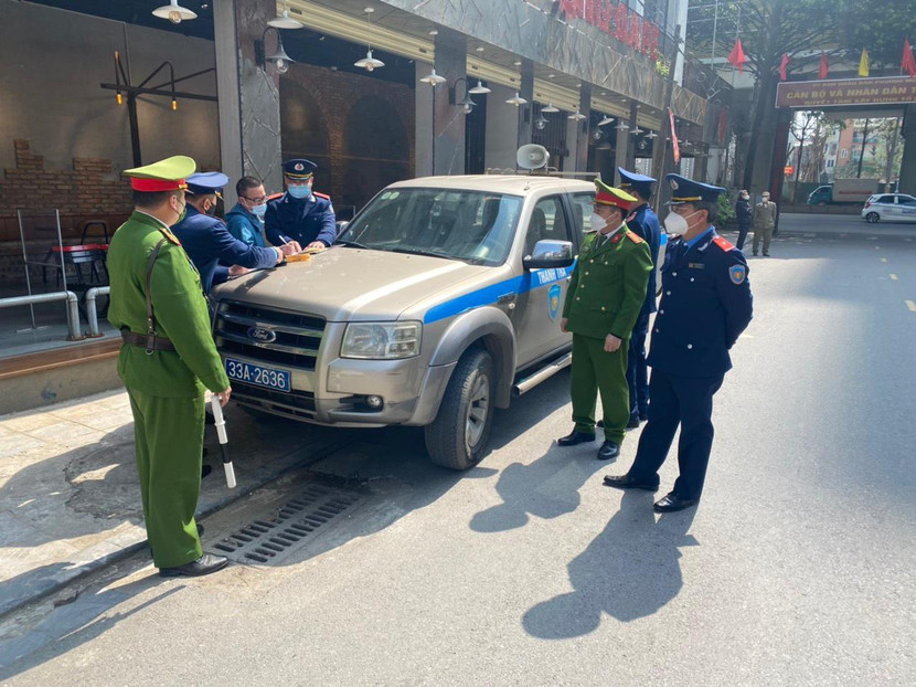 Liên ngành Công an và Thanh tra GTVT quận Hà Đông lập biên bản trường hợp vi phạm tại điểm ga Cát Linh - Hà Đông Liên ngành Công an và Thanh tra GTVT quận Hà Đông lập biên bản trường hợp vi phạm tại điểm ga Cát Linh - Hà Đông