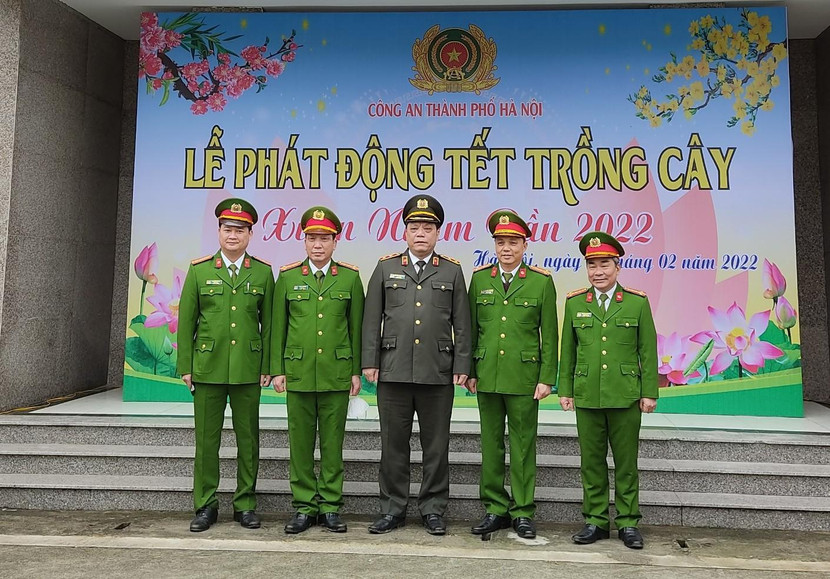 Trung tướng Nguyễn Hải Trung - Giám đốc CATP cùng các đồng chí trong Ban Giám thị trại tạm giam số 2