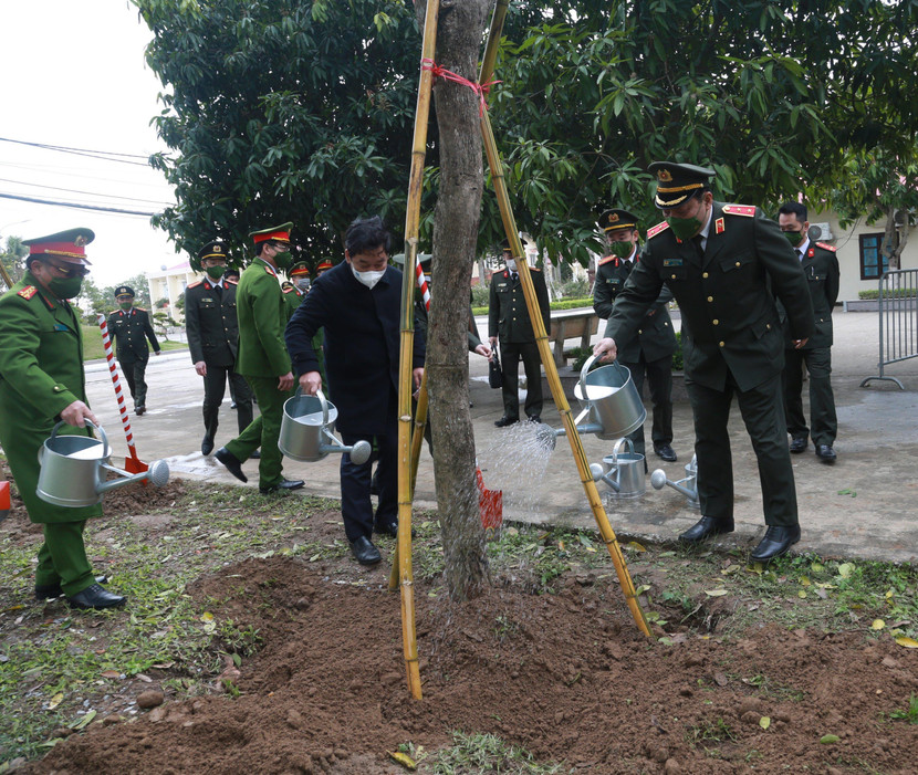 Trung tướng Nguyễn Hải Trung - Giám đốc CATP cùng lãnh đạo huyện Thường Tín phát động Tết trồng cây năm 2022 của CATP