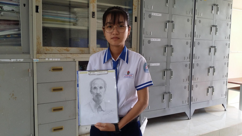 Mộng Nghi bên bức chân dung Bác Hồ do mình vẽ Mộng Nghi bên bức chân dung Bác Hồ do mình vẽ