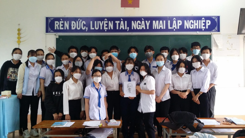 Mộng Nghi chụp ảnh kỷ niệm với bức chân dung Bác Hồ do em vẽ cùng tập thể lớp 12A1 Mộng Nghi chụp ảnh kỷ niệm với bức chân dung Bác Hồ do em vẽ cùng tập thể lớp 12A1