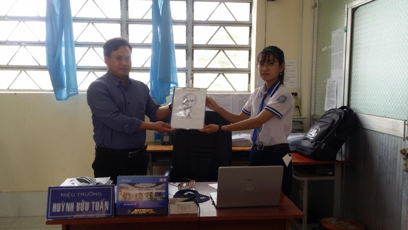 Thầy Huỳnh Bửu Tuấn, Hiệu trưởng trường THPT Vĩnh Hải đón nhận bức chân dung Bác Hồ do em Mộng Nghi vẽ tặng nhà trường Thầy Huỳnh Bửu Tuấn, Hiệu trưởng trường THPT Vĩnh Hải đón nhận bức chân dung Bác Hồ do em Mộng Nghi vẽ tặng nhà trường