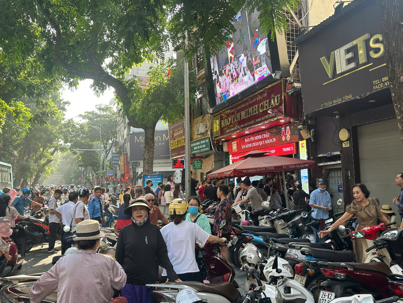 Nhiều người chen chúc xếp hàng, chấp nhận đặt tiền trước và cầm giấy hẹn lấy vàng sau đó Nhiều người chen chúc xếp hàng, chấp nhận đặt tiền trước và cầm giấy hẹn lấy vàng sau đó