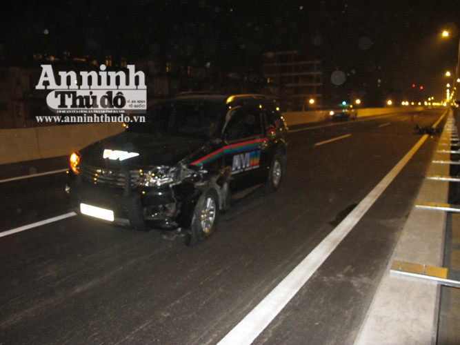 Tai nạn đầu tiên ở đường trên cao Hà Nội: Xe nát bét, người chết tại chỗ ảnh 1