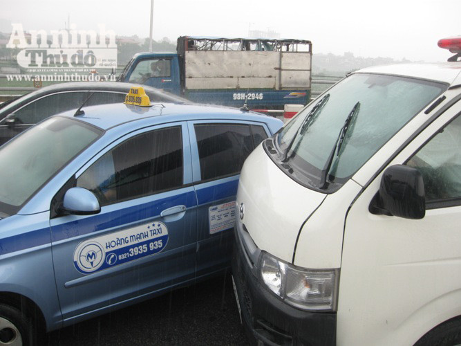 Tai nạn liên hoàn, 10 xe ô tô “dồn toa” trên cầu Thanh Trì ảnh 5