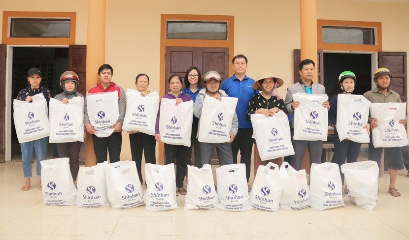 Đại diện Ngân hàng Shinhan trao tặng những phần quà ý nghĩa cho đồng bào Quảng Bình Đại diện Ngân hàng Shinhan trao tặng những phần quà ý nghĩa cho đồng bào Quảng Bình