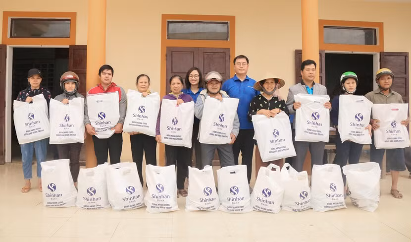 Đại diện Ngân hàng Shinhan trao tặng những phần quà ý nghĩa cho đồng bào Quảng Bình