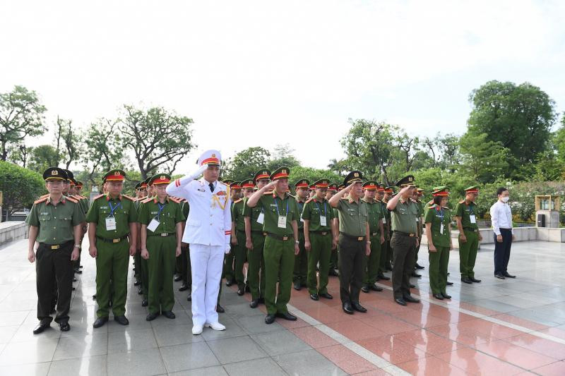 Thứ trưởng Trần Quốc Tỏ cùng đoàn đại biểu bày tỏ lòng thành kính đối với các Anh hùng liệt sĩ. Thứ trưởng Trần Quốc Tỏ cùng đoàn đại biểu bày tỏ lòng thành kính đối với các Anh hùng liệt sĩ.
