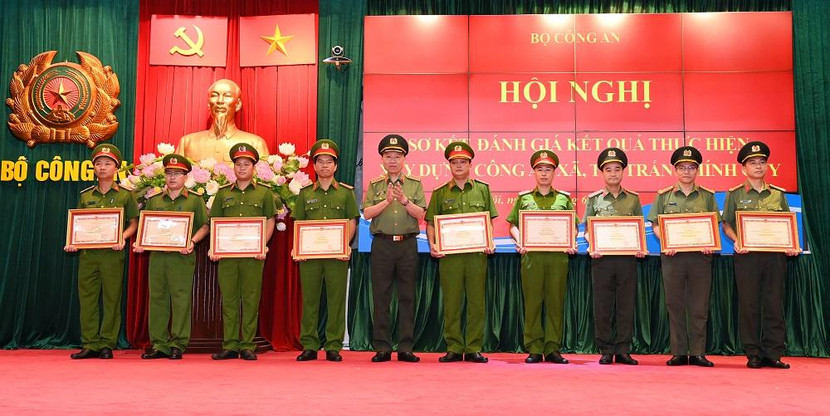 Bộ trưởng Tô Lâm trao Bằng khen của Bộ Công an tặng các tập thể có thành tích xuất sắc