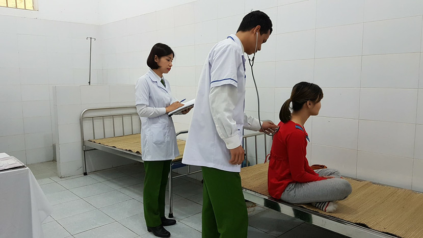 Các y bác sỹ Trại tam giam số 1 CATP Hà Nội chăm sóc sức khỏe can phạm, phạm nhân