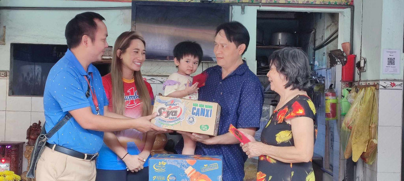 Gia đình anh Mai Hồng Thái đón nhận những tình cảm từ nhà bảo trợ chương trình Cùng con đi tiếp cuộc đời Gia đình anh Mai Hồng Thái đón nhận những tình cảm từ nhà bảo trợ chương trình Cùng con đi tiếp cuộc đời