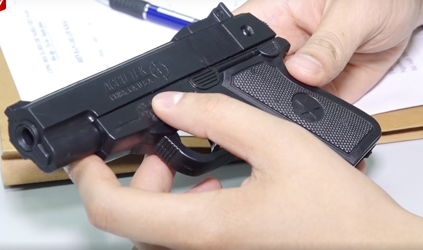 Khẩu súng bắn đạn bi Dân dùng để de dọa cướp 120 triệu đồng tiền mới