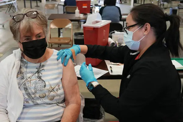 Cư dân ở San Jose, California tiêm vaccine phòng Covid-19