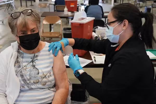 Cư dân ở San Jose, California tiêm vaccine phòng Covid-19