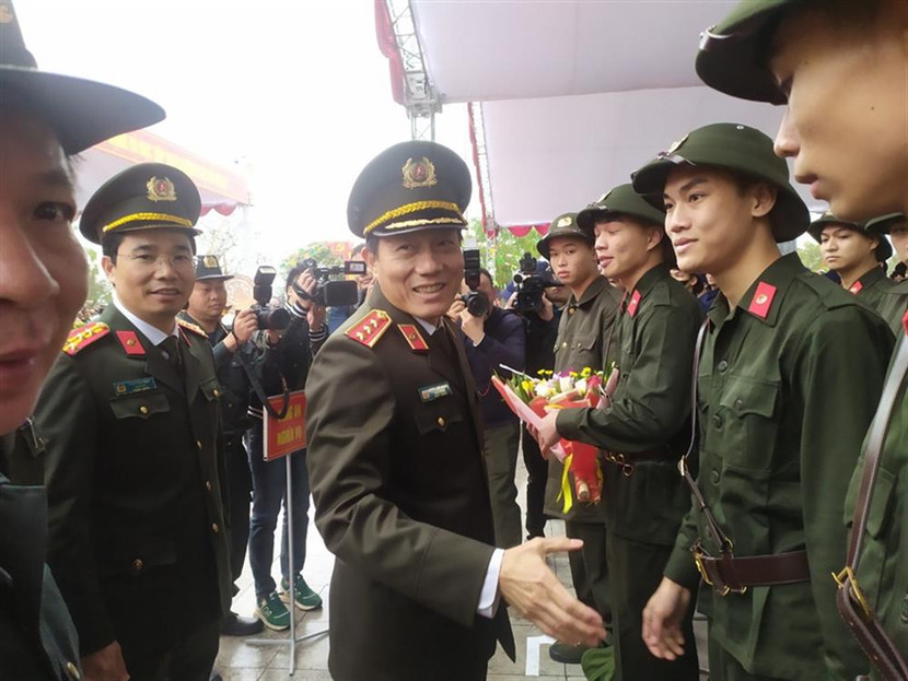 Thượng tướng Lương Tam Quang, Ủy viên Ban Chấp hành Trung ương Đảng, Thứ trưởng Bộ Công an tặng hoa, động viên các tân binh Thượng tướng Lương Tam Quang, Ủy viên Ban Chấp hành Trung ương Đảng, Thứ trưởng Bộ Công an tặng hoa, động viên các tân binh