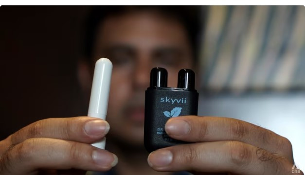 Về cơ bản, gậy năng lượng (bên phải) có cách sử dụng và tác động tương tự như thuốc lá điện tử (bên trái) Về cơ bản, gậy năng lượng (bên phải) có cách sử dụng và tác động tương tự như thuốc lá điện tử (bên trái)