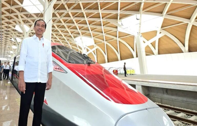 Tổng thống Indonesia Joko Widodo bên tuyến đường sắt cao tốc vừa đi vào vận hành