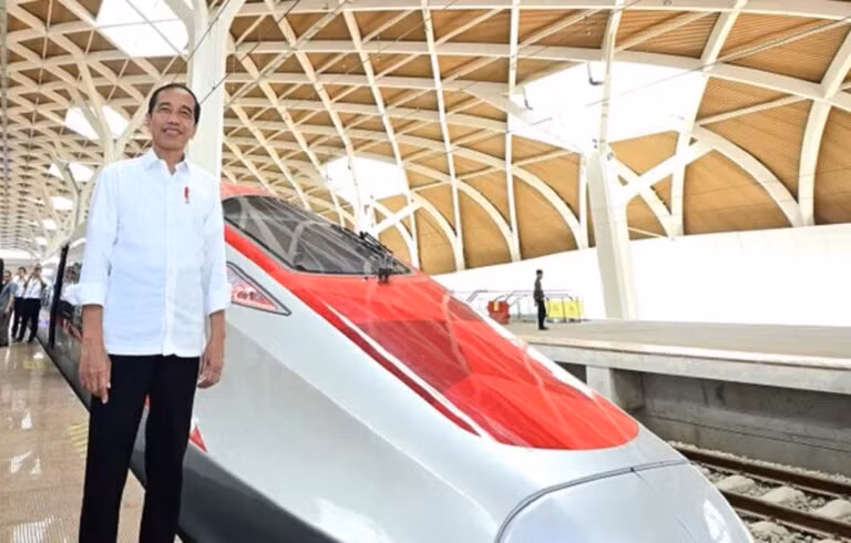 Tổng thống Indonesia Joko Widodo bên tuyến đường sắt cao tốc vừa đi vào vận hành
