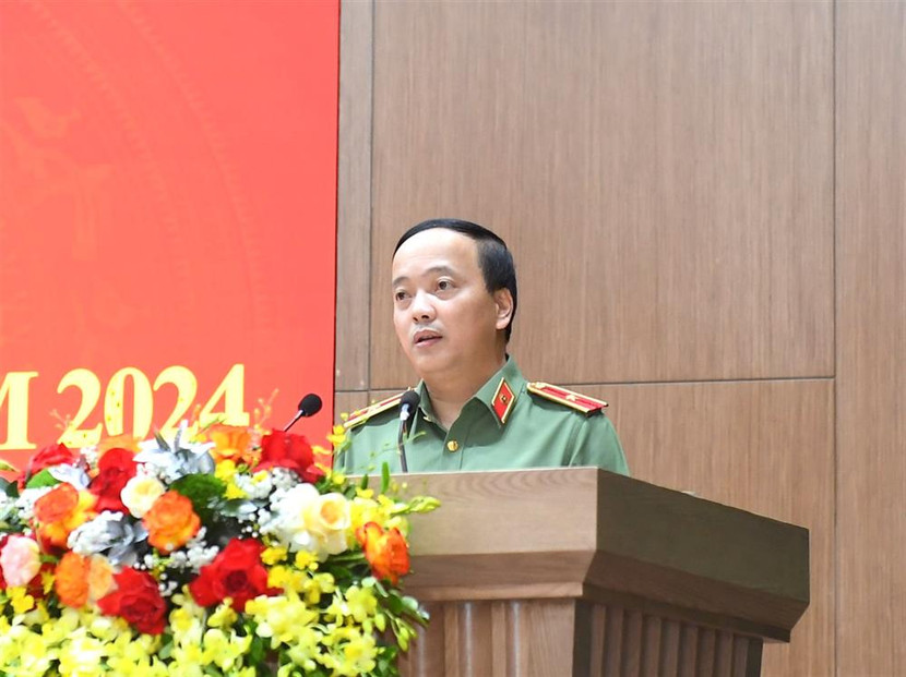 Thiếu tướng Đặng Hồng Đức, Chánh Văn phòng Bộ Công an trình bày báo cáo tại Hội nghị.