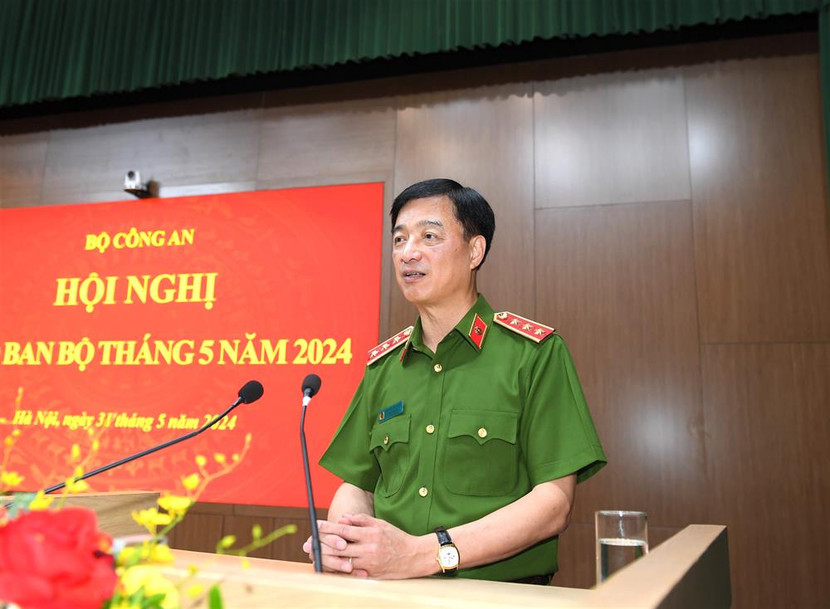 Thượng tướng - Thứ trưởng Nguyễn Duy Ngọc điều hành tham luận tại hội nghị