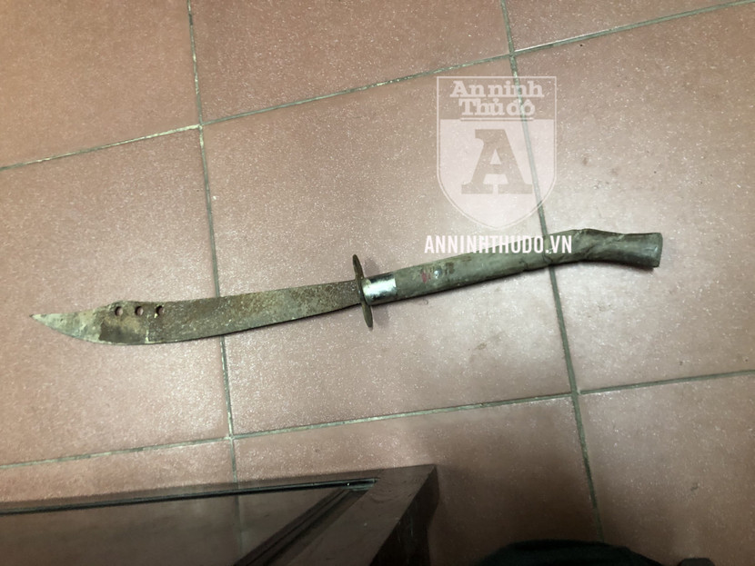 Thanh đao mà đối tượng mang theo để chống trả nếu bị người dân phát hiện hành vi trộm cắp