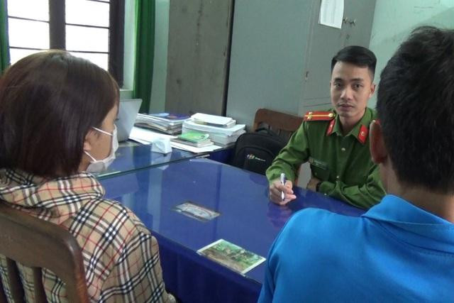 Cháu T. đang trình báo với cơ quan công an