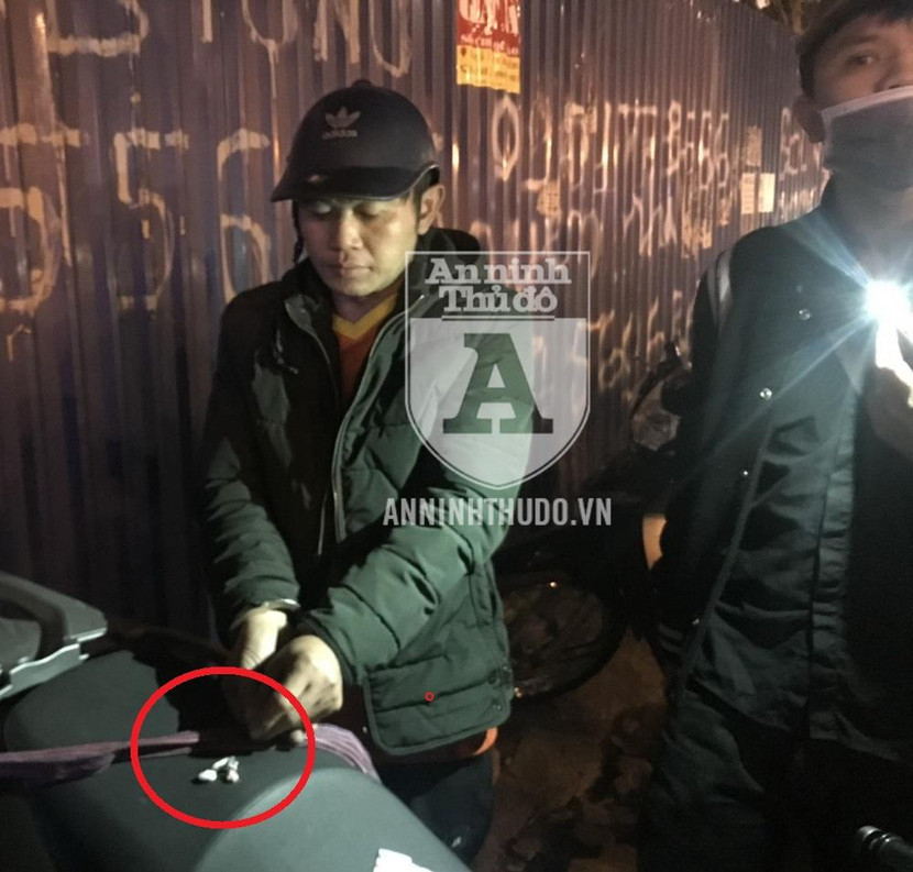 Đối tượng cầm lái bị phát hiện hành vi giấu ma túy trong bao thuốc lá