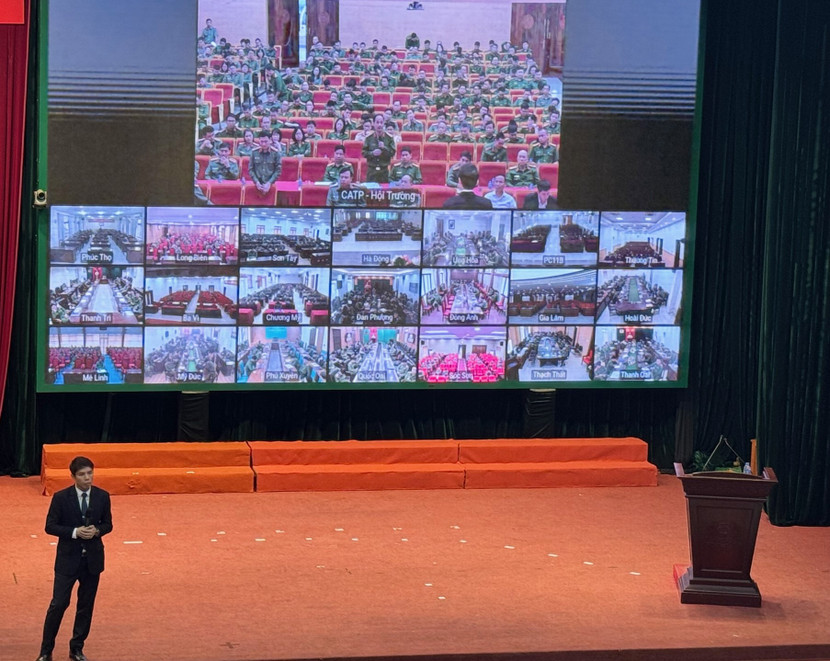 ông Nguyễn Tuấn Huy – Trưởng Ban chuyển đổi số của Tổng công ty Mobifone trình bày những nội dung về chuyển đổi số, công nghệ trí tuệ nhân tạo AI...