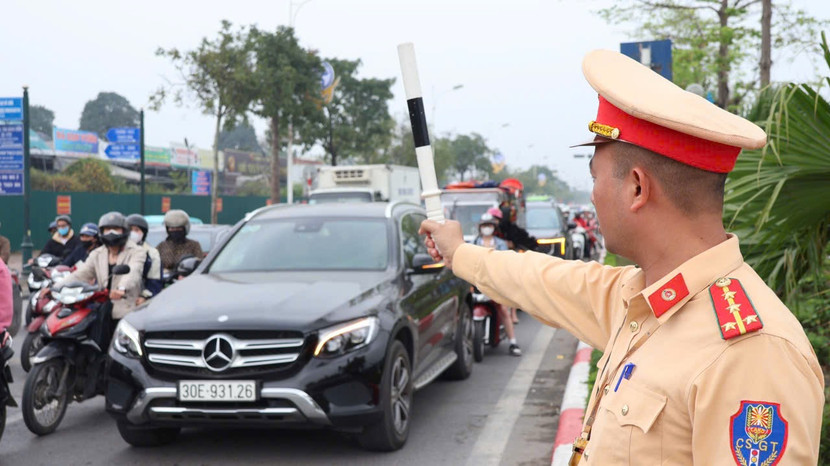 CSGT túc trực, phân luồng giao thông tại các nút giao thông trọng điểm.
