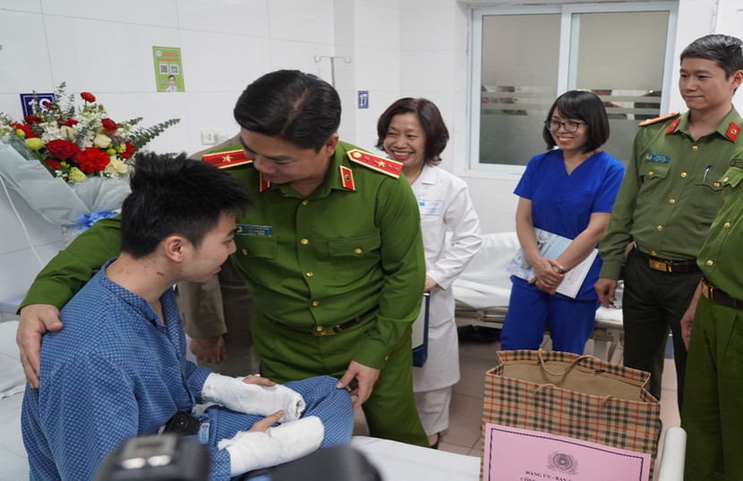 Sự quan tâm của lãnh đạo CATP là động lực quan trọng để người chiến sỹ trẻ sớm bình phục, sớm trở về đơn vị thực hiện nhiệm vụ