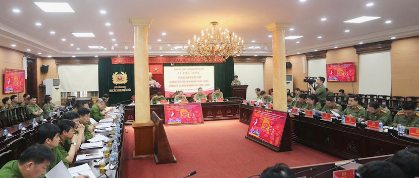 Thiếu tướng Nguyễn Thanh Tùng - Giám đốc CATP cùng các đồng chí trong Đảng ủy, Ban Giám đốc CATP và chỉ huy các phòng chức năng tại lễ phát động