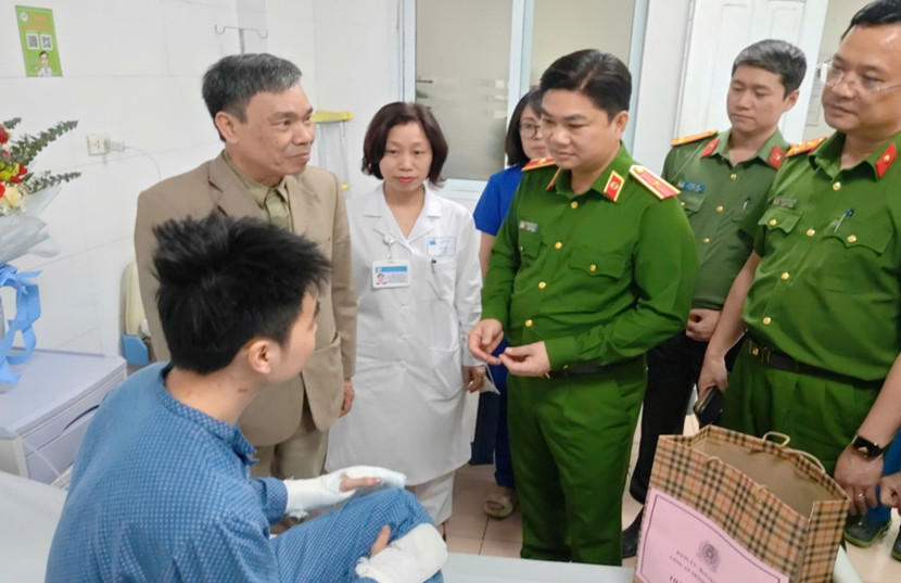 Thiếu tướng Dương Đức Hải thăm hỏi, động viên chiến sĩ Tạ Thành Long