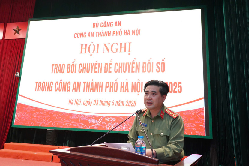 Đại tá Lê Đức Hùng- Trưởng phòng Viễn thông tin học phát biểu tại hội nghị