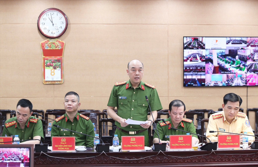 Chỉ huy một số đơn vị chức năng tham luận tại hội nghị