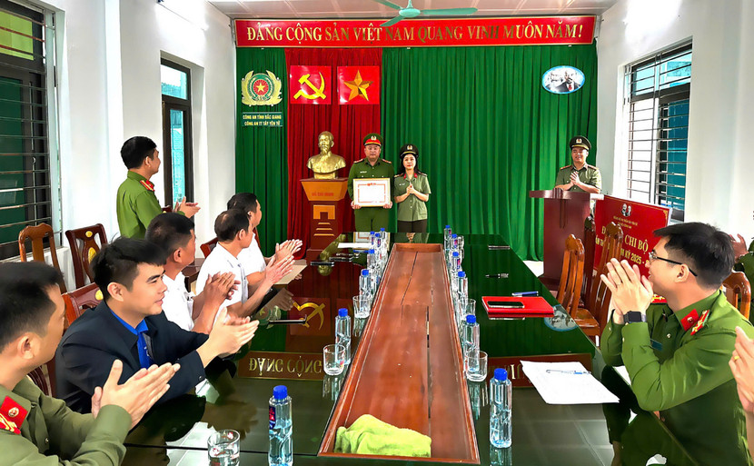 Đại úy Nông Quốc Dương đón nhận quyết định khen thưởng