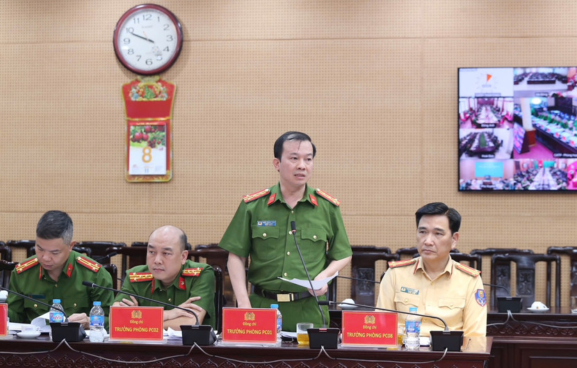 Chỉ huy một số đơn vị chức năng tham luận tại hội nghị