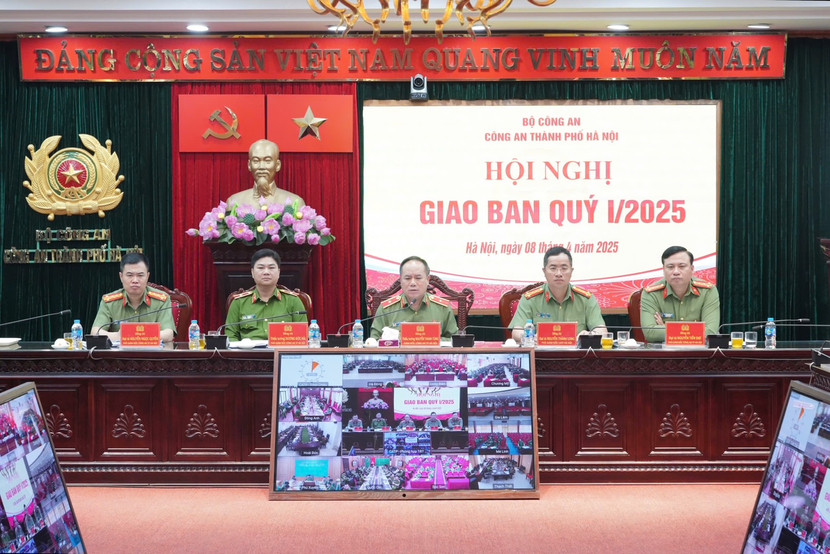 Thiếu tướng Nguyễn Thanh Tùng – Giám đốc CATP cùng các đồng chí trong Đảng ủy, Ban Giám đốc tại điểm cầu trung tâm CATP