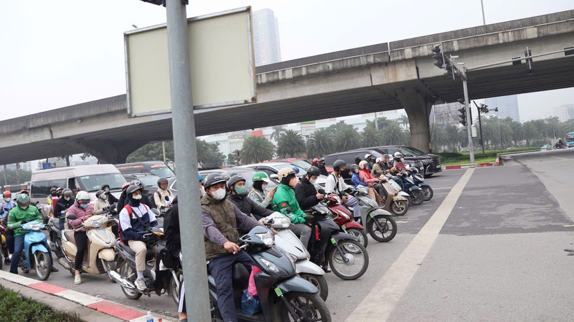 Người dân chấp hành tín hiệu đèn giao thông