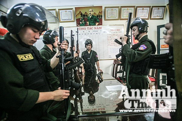 Cảnh sát Hình sự đặc nhiệm CATP Hà Nội được trang bị nhiều vũ khí chuyên dụng Cảnh sát Hình sự đặc nhiệm CATP Hà Nội được trang bị nhiều vũ khí chuyên dụng