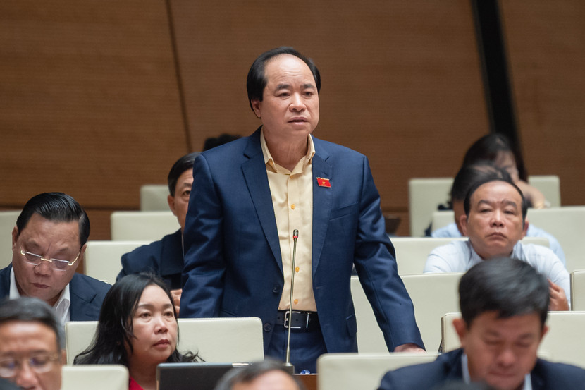 Đại biểu Trương Xuân Cừ (đoàn Hà Nội) tranh luận Đại biểu Trương Xuân Cừ (đoàn Hà Nội) tranh luận