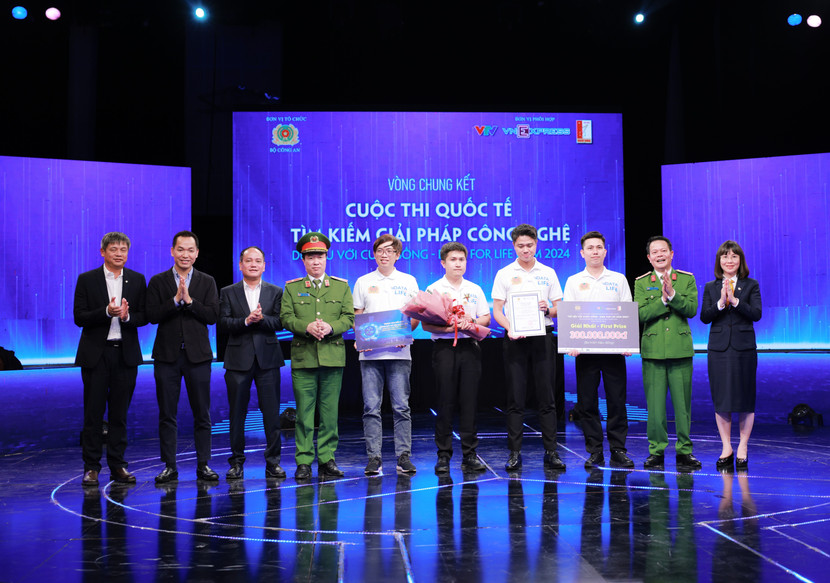 Bà Nguyễn Ánh Vân, Phó Tổng Giám đốc LPBank (ngoài cùng bên phải) cùng đại diện lãnh đạo Bộ Công an trao giải cho đội thi xuất sắc nhất tại vòng chung kết cuộc thi “Dữ liệu với cuộc sống - Data for Life 2024