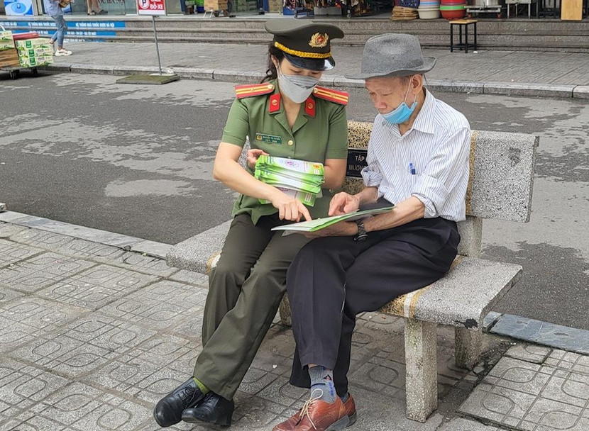 Trao đổi cặn kẽ từng thông tin