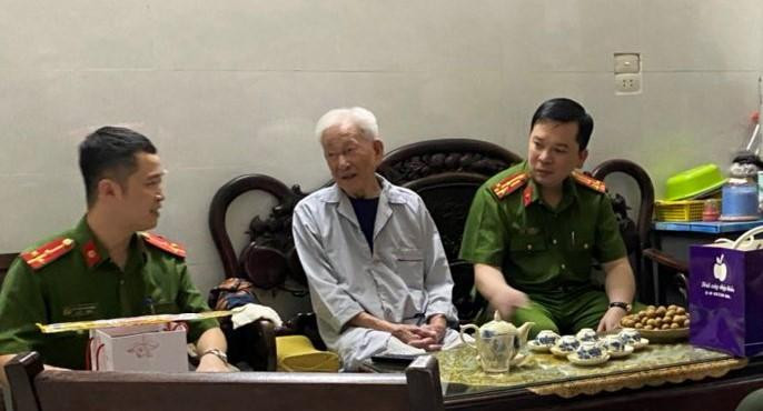 CAQ Thanh Xuân thăm hỏi, tặng quà thân nhân liệt sỹ CAND Nguyễn Hữu Quý