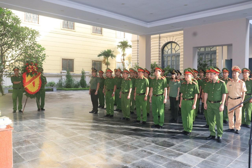 Đảng ủy Công an huyện và cán bộ chủ chốt Công an huyện dâng hương Đài tưởng niệm các Anh hùng liệt sỹ Công an Thủ đô