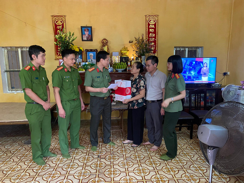 Trao quà tặng thân nhân liệt sỹ