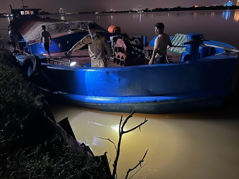 Đội Cảnh sát đường thủy số 2 kiểm tra phương tiện có dấu hiệu vi phạm